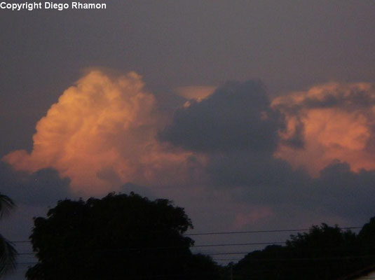 Cumulonimbus com pileus vista em João Pessoa, Paraíba, em 16/04/2010.