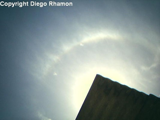 Cirrostratus fibratus e halo 22° vistos em Olinda, Pernambuco, em 14/04/2007.