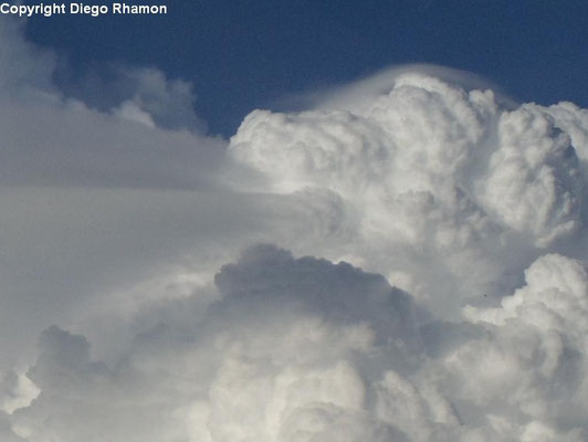 Cumulonimbus com pileus vista em Campina Grande, Paraíba, em 21/05/2014.