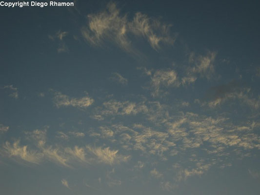 Cirrus uncinus vistas em João Pessoa, Paraíba, em 05/02/2014.