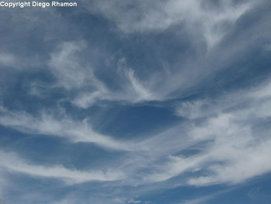 Cirrus fibratus vistas em João Pessoa, Paraíba, em 16/04/2014.