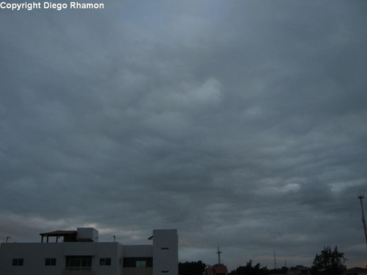 Stratus undulatus vistas em João Pessoa, Paraíba, em 16/06/2013.