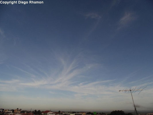 Cirrus fibratus vistas em João Pessoa, Paraíba, em 25/02/2014.