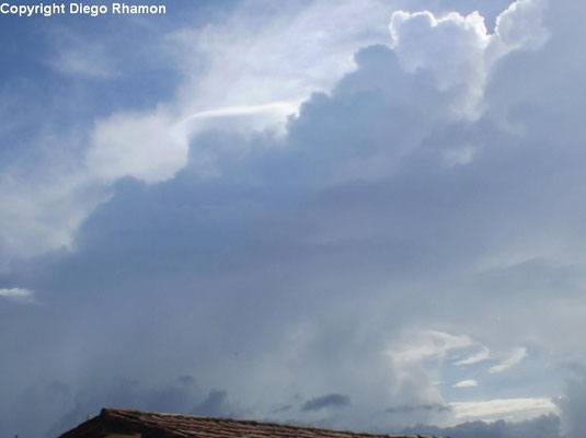 Cumulonimbus com pileus vista em João Pessoa, Paraíba, em 26/03/2010.