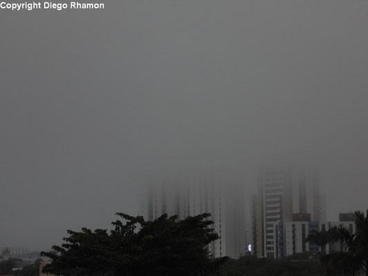 Nevoeiro visto em Campina Grande, Paraíba, em 28/05/2014.