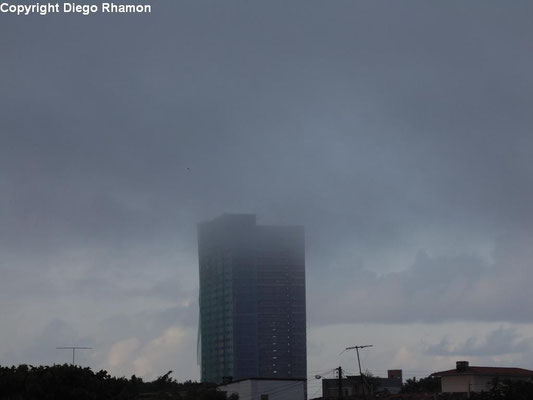 Nevoeiro visto em João Pessoa, Paraíba, em 09/04/2014.