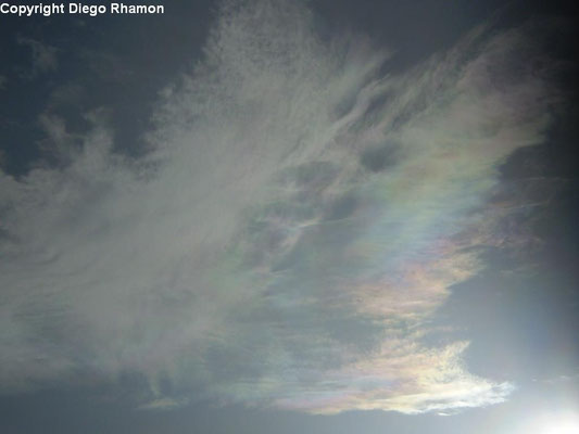 Cirrocumulus lacunosus (com iridescência) vistas em João Pessoa, Paraíba, em 25/01/2011.