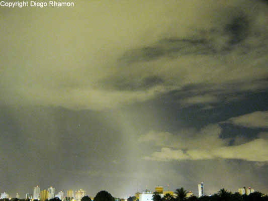 Stratus praecipitatio vistas em João Pessoa, Paraíba, em 21/04/2013.