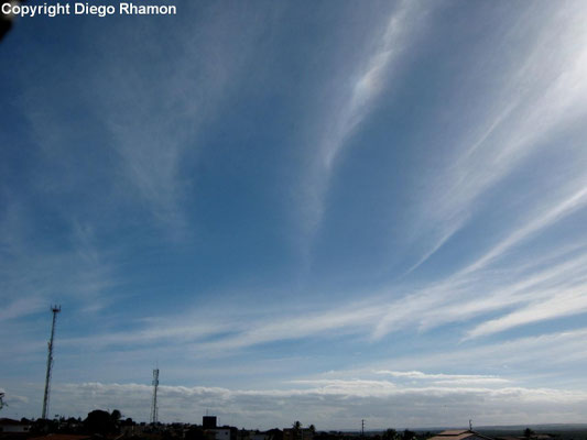 Cirrus fibratus radiatus vistas em João Pessoa, Paraíba, em 23/06/2013.