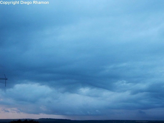 Stratus undulatus vistas em João Pessoa, Paraíba, em 19/04/2013.