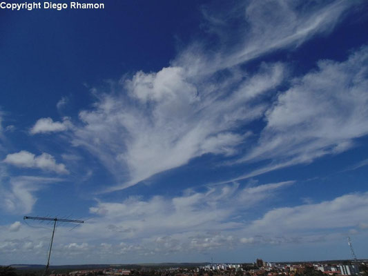 Cirrus fibratus vistas em João Pessoa, Paraíba, em 08/01/2014.