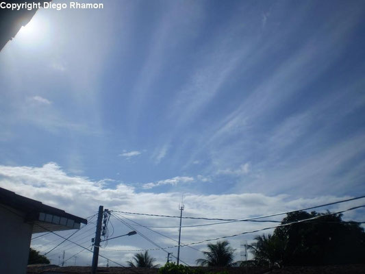 Cirrus fibratus radiatus vistas em João Pessoa, Paraíba, em 18/01/2010.