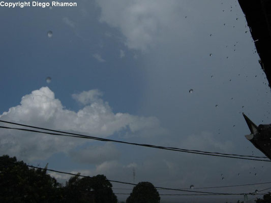 Cumulus congestus praecipitatio vista em João Pessoa, Paraíba, em 15/03/2011.