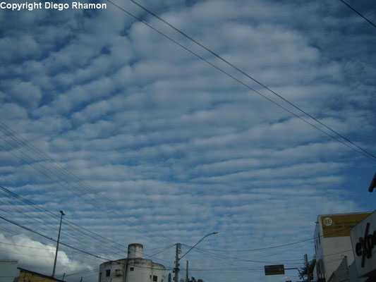 Altocumulus stratiformis vistas em Campina Grande, Paraíba, em 04/06/2014.
