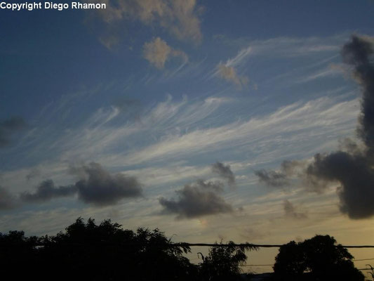 Cirrus uncinus vistas em João Pessoa, Paraíba, em 12/12/2010.