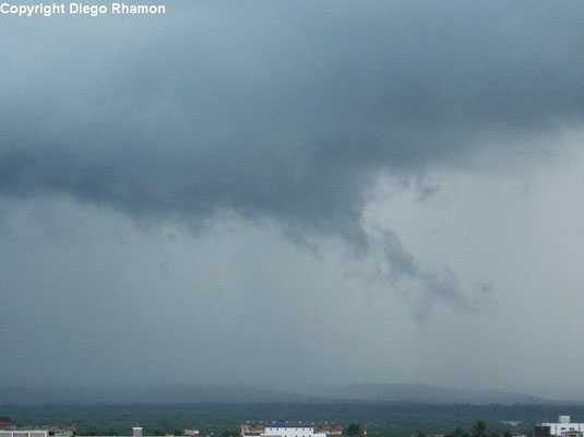 Nimbostratus fractus vistas em João Pessoa, Paraíba, em 13/02/2014.