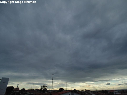 Altostratus radiatus vistas em João Pessoa, Paraíba, em 12/02/2014.