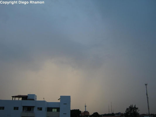 Altostratus praecipitatio vistas em João Pessoa, Paraíba, em 11/01/2014.
