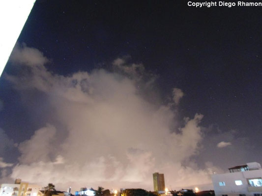 Cumulus congestus praecipitatio vista em João Pessoa, Paraíba, em 08/04/2014.