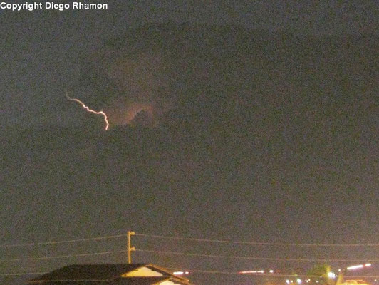 Raio nuvem-ar visto em João Pessoa, Paraíba, em 07/04/2013.
