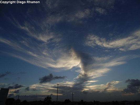 Cirrus fibratus intortus vistas em João Pessoa, Paraíba, em 24/02/2014.