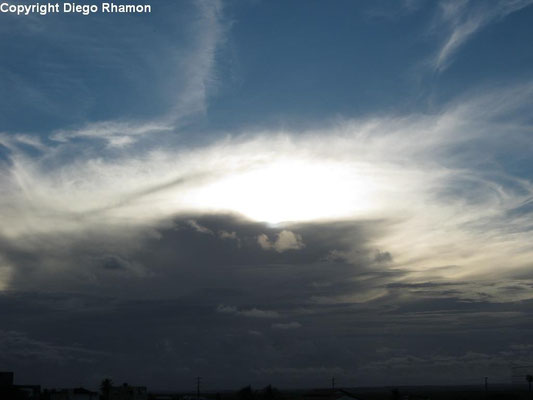 Cirrus spissatus vistas em João Pessoa, Paraíba, em 06/04/2014.