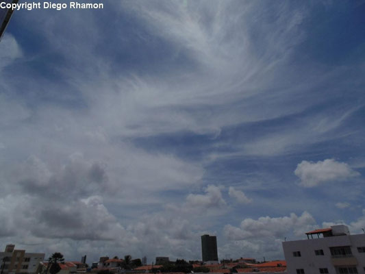 Cirrus fibratus intortus vistas em João Pessoa, Paraíba, em 15/01/2014.