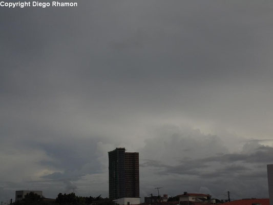 Altostratus opacus vistas em João Pessoa, Paraíba, em 29/04/2014.