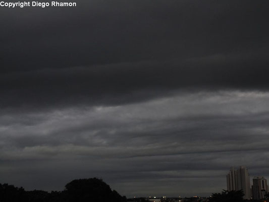 Stratocumulus undulatus vistas em Campina Grande, Paraíba, em 11/06/2014.