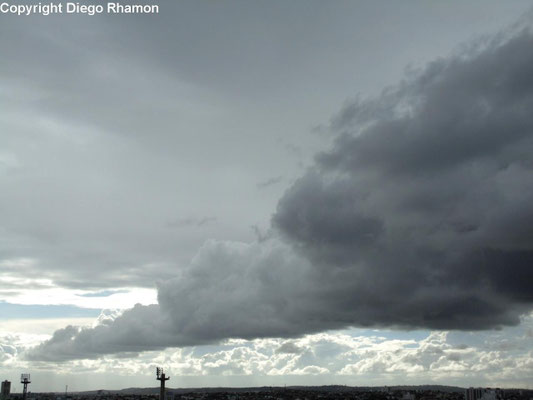 Cumulus humilis radiatus vistas em Campina Grande, Paraíba, em 22/04/2015.
