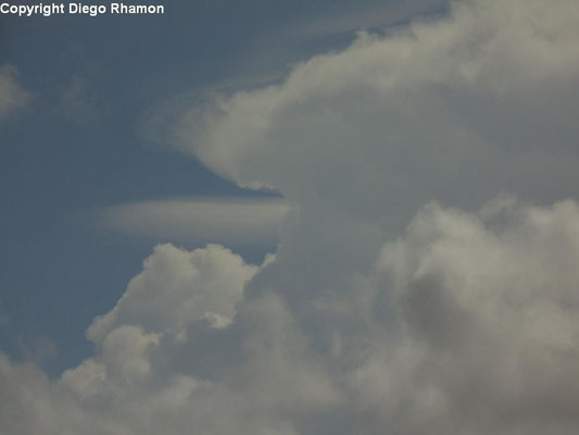 Cumulonimbus com pileus vista em João Pessoa, Paraíba, em 29/03/2014.
