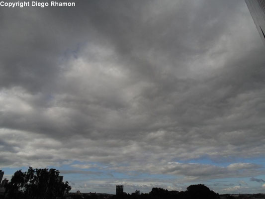 Stratocumulus opacus vistas em Campina Grande, Paraíba, em 31/05/2014.