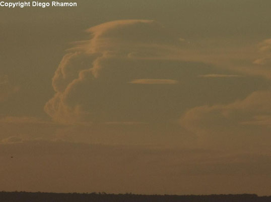 Cumulonimbus com pileus vista em João Pessoa, Paraíba, em 01/03/2014.