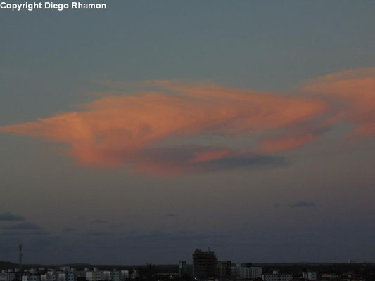 Cirrus spissatus vistas em João Pessoa, Paraíba, em 08/01/2014.