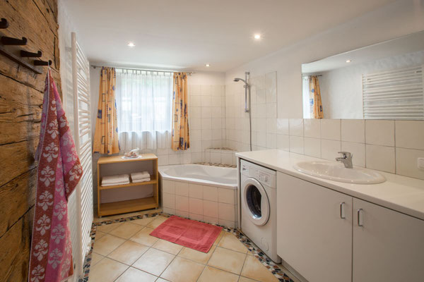 Bad 1 mit Waschmaschine und Badewanne