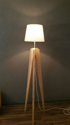 Moderne Lampe mit schlichtem Lampenschirm und original 15eins Stativ.
