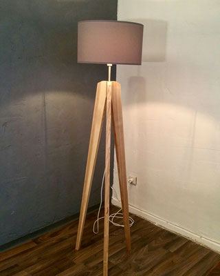 Moderne Lampe mit schlichtem Lampenschirm und original 15eins Stativ.