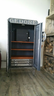Wohnzimmer-Tresor aus altem Gedore-Werkzeugschrank