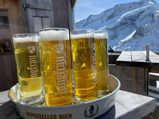 Der erste Schluck auf der Terrasse. 