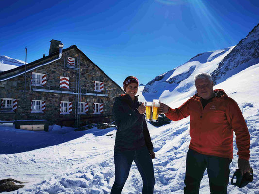 Peter und Nina. Sie ist gemeinsam mit Toni Hüttenwartin auf der Tierberglihütte. 