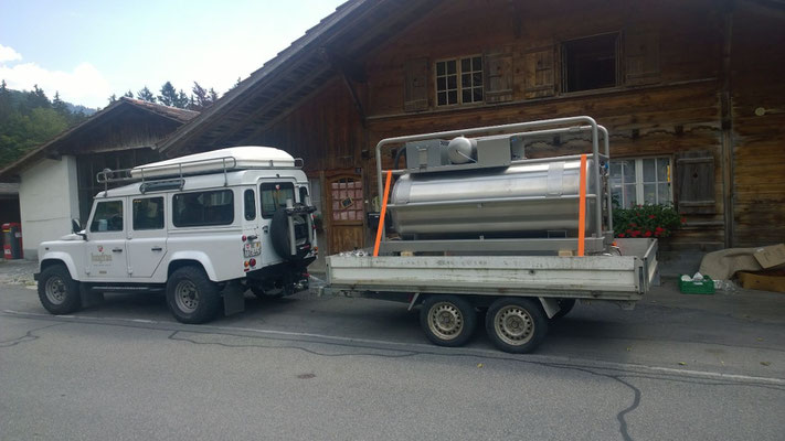 Unser Transporttank auf dem Anhänger - ein neuer Anhänger Planenverdeck ist bestellt. 