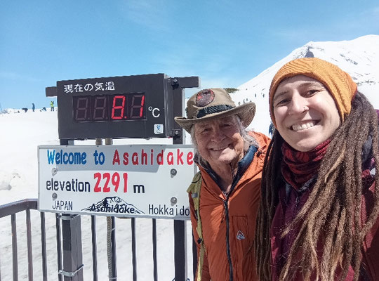 Auf dem Gipfel des Mount Ashaidake, Sarah und Rand in Japan