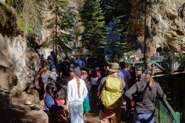 Touristenmassen in Banff, Johnston Canyon in Banff Nationalpark total überfüllt, lohnt sich nicht, overtourism
