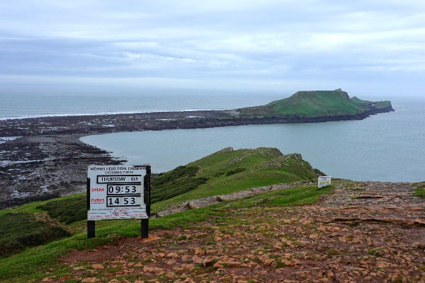 Tafel mit Zeiten am Worm's Head zu den Gezeiten und Sicherheit