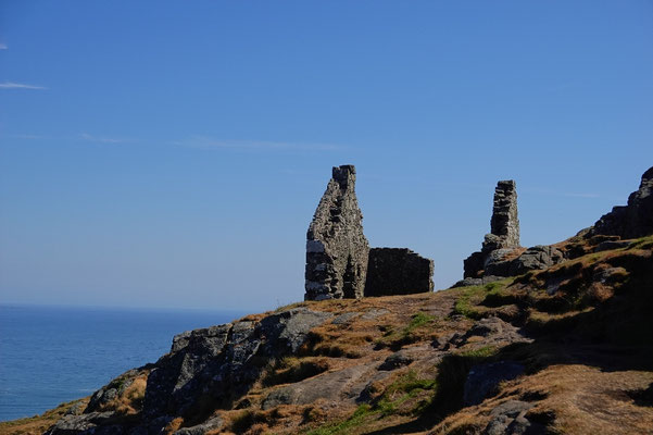 Ruinen auf dem John Muir Way am Meer in Schottland