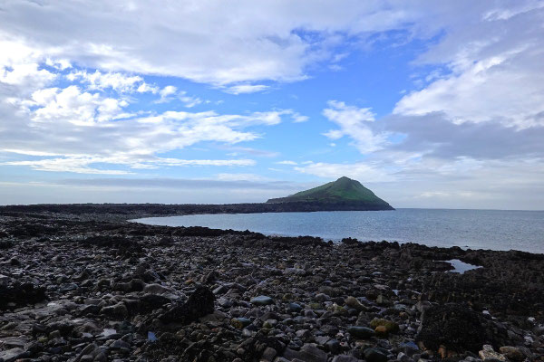 Worm's Head aus der Distanz vom Festland aus gesehen