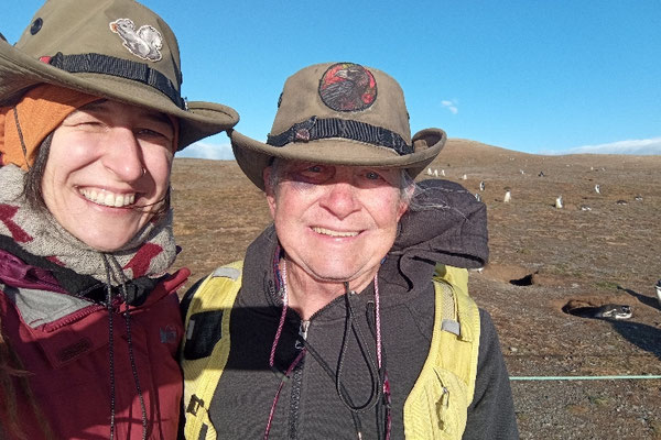 Sarah und Rand auf der Insel Magdalena in Patagonien bei wilden Pinguinen