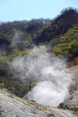 Fumarolen im Noboribetsu Hell Valley in Japan