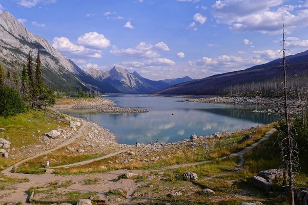 Jasper National Park Kanada, Nationalparks in Kanada, Aussicht über einen Bergsee in Jasper, Rocky Mountains in Kanada, Camping Reise