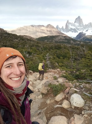 Im Tal vor der Laguna de Los Tres, Sarah und Rand wandern